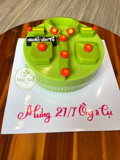 Bánh rau câu tạo hình áo bộ đội mừng ông dịp 27 tháng 7