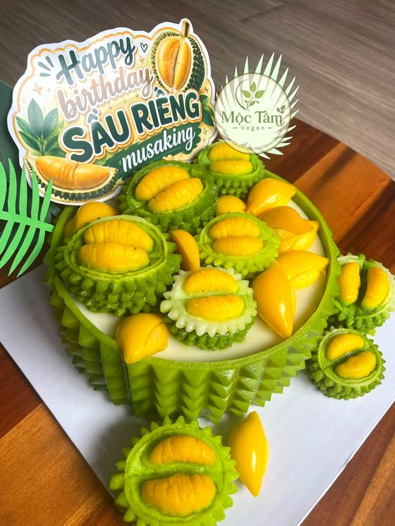 Bánh rau câu tạo hình trái sầu riêng với múi vàng nặn tay như thật
