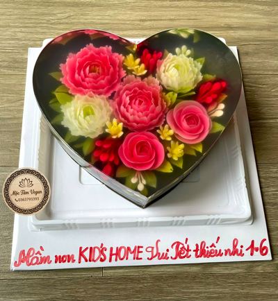 Bánh rau câu trái tim với hoa hồng mẫu đơn nở trong lớp thạch